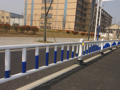 道路護欄的特點與設(shè)置注意事項