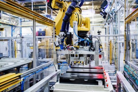 奧特能工廠投產(chǎn)先進(jìn)電池，超十款通用車型將搭載，機械設(shè)備革新引領(lǐng)電動化轉(zhuǎn)型